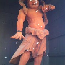 山門に安置されている仁王像の様子