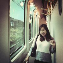 食堂車の通路での一枚