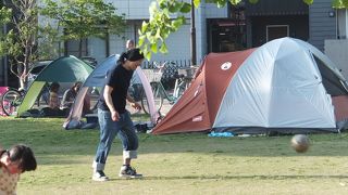 芝生広場は憩いの場所