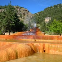 源泉が噴出している所、下に流れて行くと段々冷めるので入れます