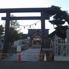 入口がコーンでガードされた参道の様子