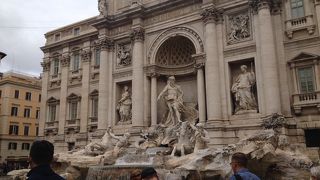 昼も夜も観光客でいっぱい