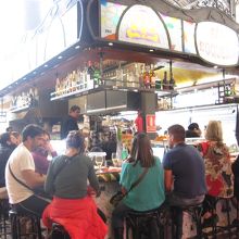 市場内にあるバル