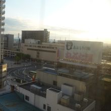 部屋から見た駅前の新町通り