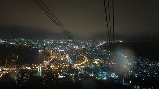 登山バスと異なり、夜景がいきなり見え、ダイナミックになっていく