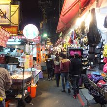 狭い路地に入り込むと台北最大の夜市が味わえます