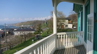 レトロな建物のバルコニーから