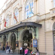 ランブラス通りでひときわ目を引くリセウ劇場