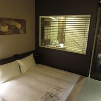 バスルームにガラスの窓が。