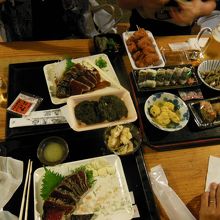 いろいろな料理を頼んで4人でシェアしました。