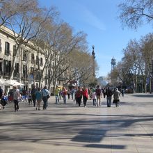 ランブラス通りの突き当たりにコロンブスの塔があります。