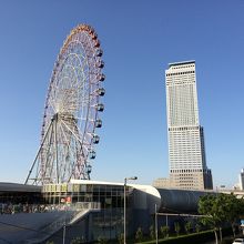 観覧車と高層ビル