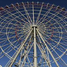 真っ青な空に観覧車