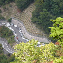 多いときはこんな感じで路上駐車・・リフトより撮影