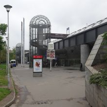 プラハ本駅正面下の入口