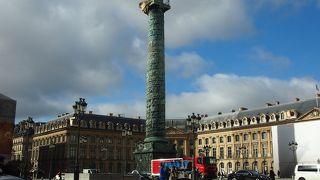 高級ブランドが囲む広場