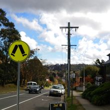 途中に立ち寄った小さな街の坂道の景色