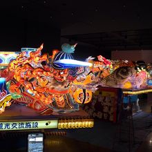 展示風景　色鮮やかなねぶたが展示されている