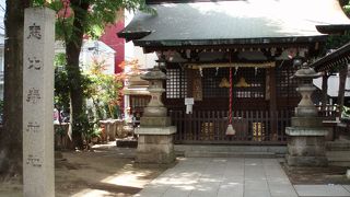 雑居ビルの「ど真ん中にある」癒しの可愛らしい神社で～す。