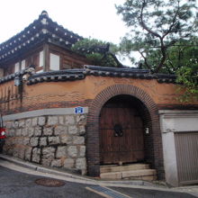 重厚な家が並びます