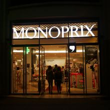 夜２２時まで開いています。