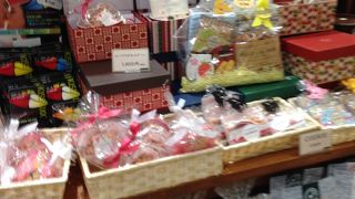 家具や布団や小物が販売されています!!