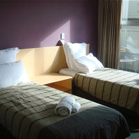 ベッドは少し小さめですが、清潔感はあります。