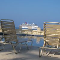 プールサイドの海側には、大型客船が停泊。