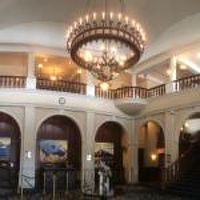 重厚な感じのロビー