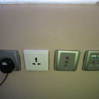 左から2番目。普段日本で使ってる充電器が使用できました