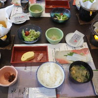 朝食。おかずが多くてご飯おかわり。梅干し名物。