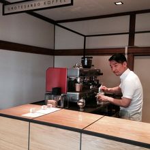 カウンターのみの店内