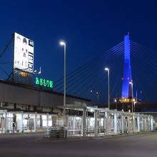 青森駅とライトアップされた青森ベイブリッジ