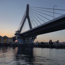 夕闇の青森ベイブリッジ