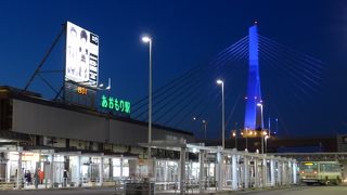 青森ベイブリッジは青色にライトアップされます