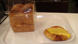 京王線の改札を出るとすぐ前のベーカリー。