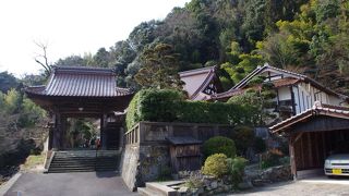 鏝絵（こてえ）「鳳凰」が描かれた蔵が有名な名刹