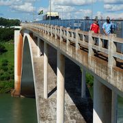 フォス・ド・イグアス（ブラジル）とを結ぶ橋。歩いて渡れます。