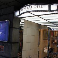 繁華街のど真ん中です