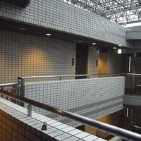 一見して元マンションとわかる中央に吹抜けがあるロの字型の建物