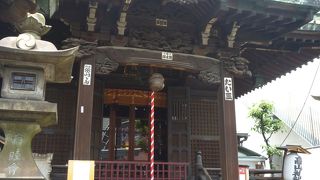ビルの合間の神社