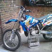 このバイクは、ブリッジを上げた状態で飛んだ