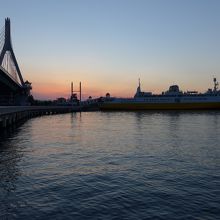 ベイブリッジと八甲田丸