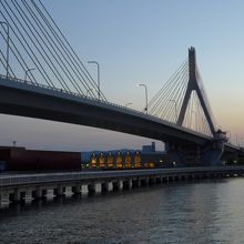 夕焼けとベイブリッジ