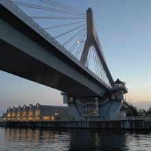 ベイブリッジ橋脚とＡ・ＦＡＣＴＯＲＹ