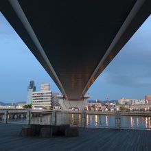 ベイブリッジ下からの景色