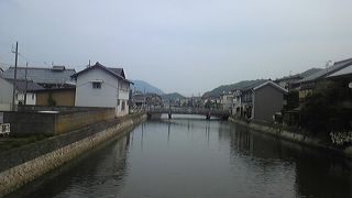 風情が感じられる川沿いの倉庫群