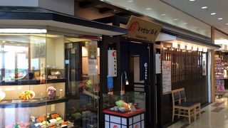 ごはん、キャベツ、味噌汁、おかわり自由