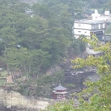 高台から六角堂とその周りが見渡せる