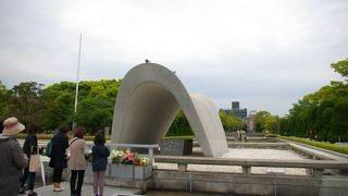 途切れることなく人が訪れる